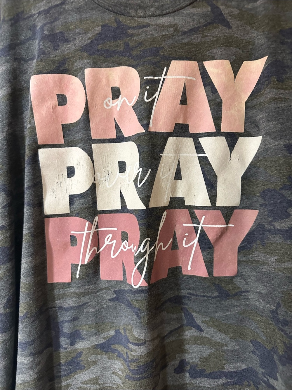Love in Faith Women’s Gray Camo Short Sleeve Tee Pink & White 'PRAY' Graphic - Picture 2 of 3